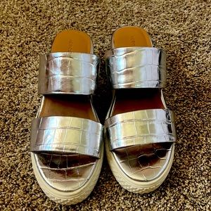 Aerosoles Zeff. Silver croco-style leather. Size 9.5. Excellent condition.
